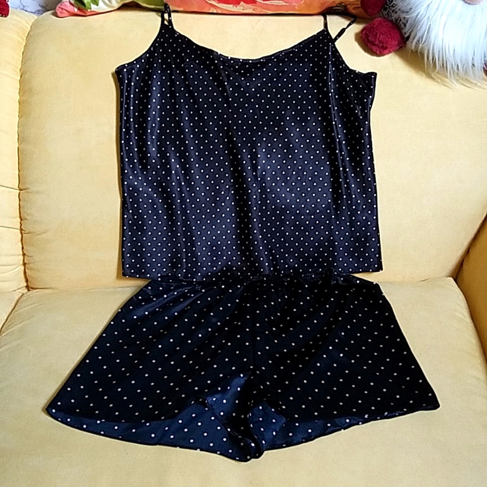 Morgan taylor black and white dot satin shortie pajamas, size medium.